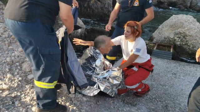 Πτώση ελικοπτέρου στην Σάμο: Ζωντανός ο Ρουμάνος πιλότος – Βρέθηκαν άλλα δύο μέλη του πληρώματος (video)