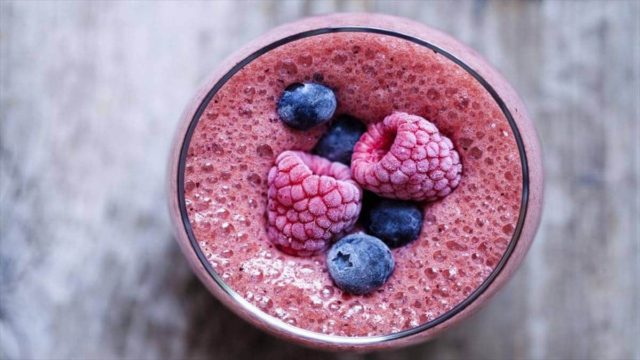 Smoothie με μούρα, μπανάνα και κεφίρ: Πεντανόστιμη και υγιεινή επιλογή!