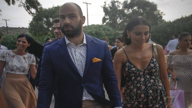 Όλη η Ίος κοίταγε τον Βασίλη Σπανούλη και την Ολυμπία Χοψονίδου: Εκείνος με φλοράλ πουκάμισο κι αυτή με μίνι φόρεμα!