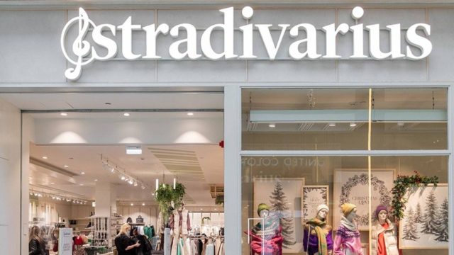 Πανζουρλισμός με το φλοράλ φόρεμα των Stradivarius – Η τιμή του σοκάρει!