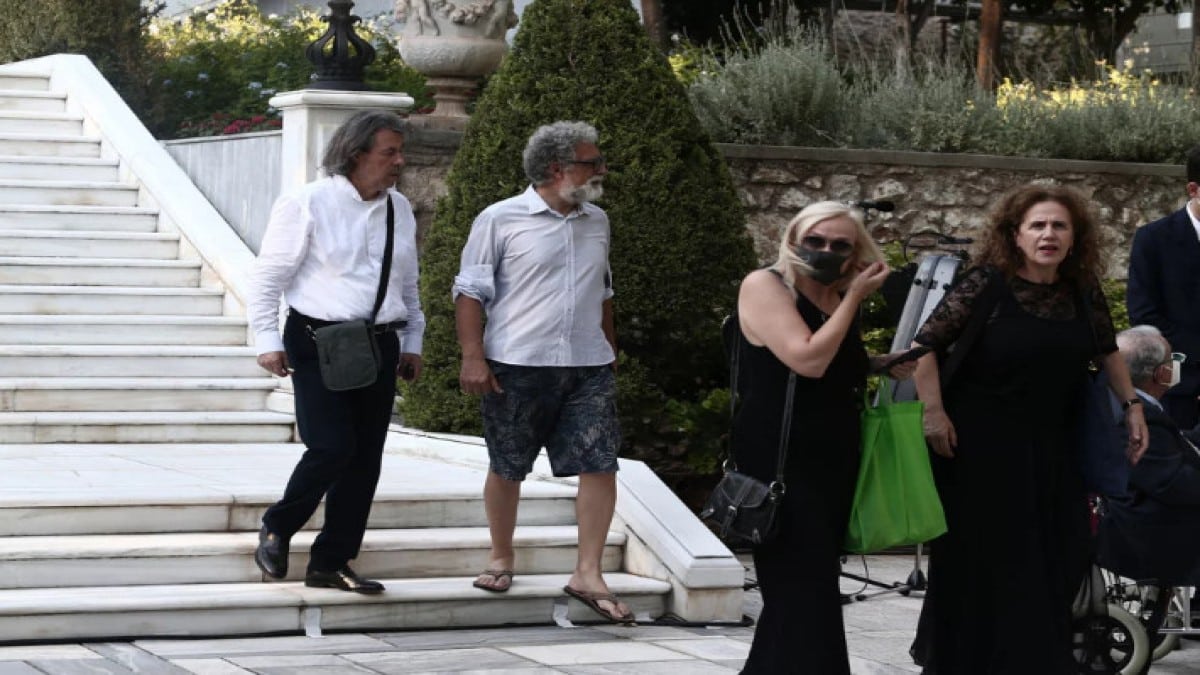 Ιωάννης Στρατάκης: Επανέρχεται με ειρωνικά σχόλια και ιδρύει… «Το κόμμα της σαγιονάρας» – Η εμφάνιση με βερμούδα στο Προεδρικό Μέγαρο που προκάλεσε σάλο