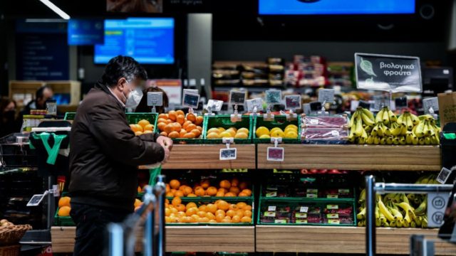 Η ακρίβεια «γονατίζει» τα νοικοκυριά – Αναλυτικά οι ανατιμήσεις ανά προϊόν