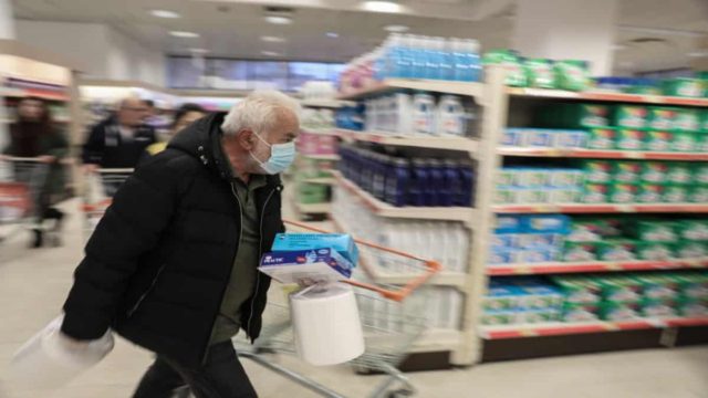 Η απόλυτη ντροπή στα σούπερ μάρκετ – Ασέβεια προς τους καταναλωτές: Τι «έφεραν» στα ράφια!