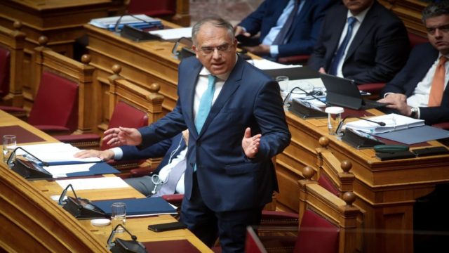 Τάκης Θεοδωρικάκος: Εκτάκτως στο ιατρείο της Βουλής! Διέκοψε την ομιλία του λόγω αδιαθεσίας