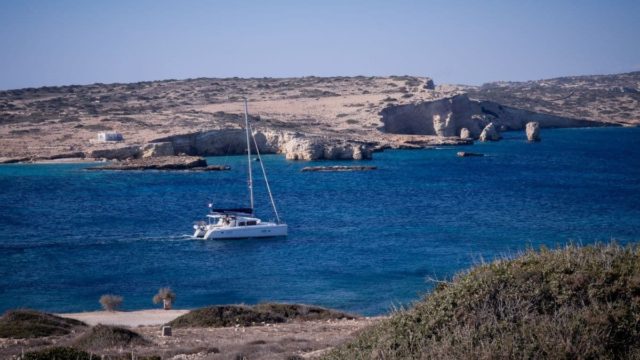 Θρίλερ στα Κουφονήσια: 16χρονη έπεσε από τα βράχια και ανασύρθηκε λιπόθυμη