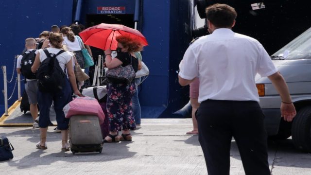Πανικός με το «Τουρισμός για Όλους»: Ξεπέρασε τις 35.000 αιτήσεις η πλατφόρμα μέσα σε 3 ώρες! (video)