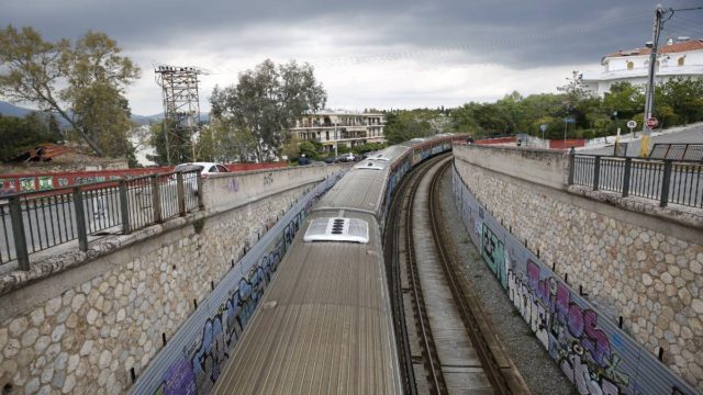 Σοκ στο Μοναστηράκι: 6χρονη έπεσε στο κενό και βρέθηκε κάτω από το τρένο του ΗΣΑΠ (Video)