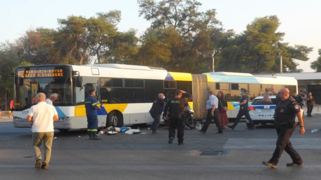 Τρομακτικό τροχαίο στην παραλιακή: Εικόνες-σοκ από τη σύγκρουση μηχανής με αστικό λεωφορείο (photos)
