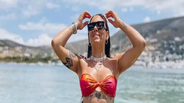 Περνάει και μόνη της καλά: Τα «έτσουξε» η Ευρυδίκη Βαλαβάνη – Τα σφηνάκια που έπινε μακριά από τον Βασάλο (Video)