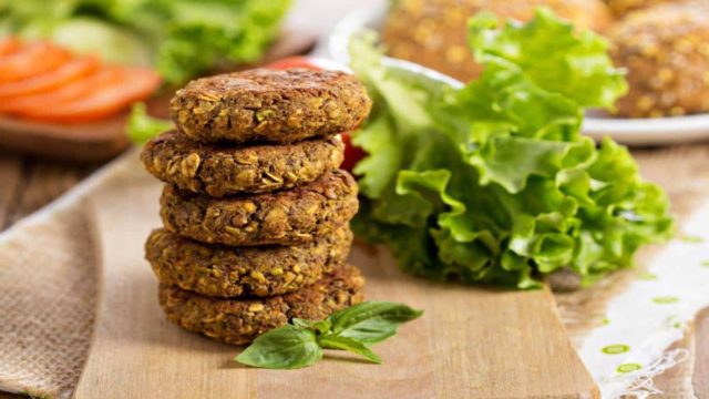 Η επιλογή των vegan: Μπιφτέκια λαχανικών με αρωματικά χόρτα και ταμπουλέ