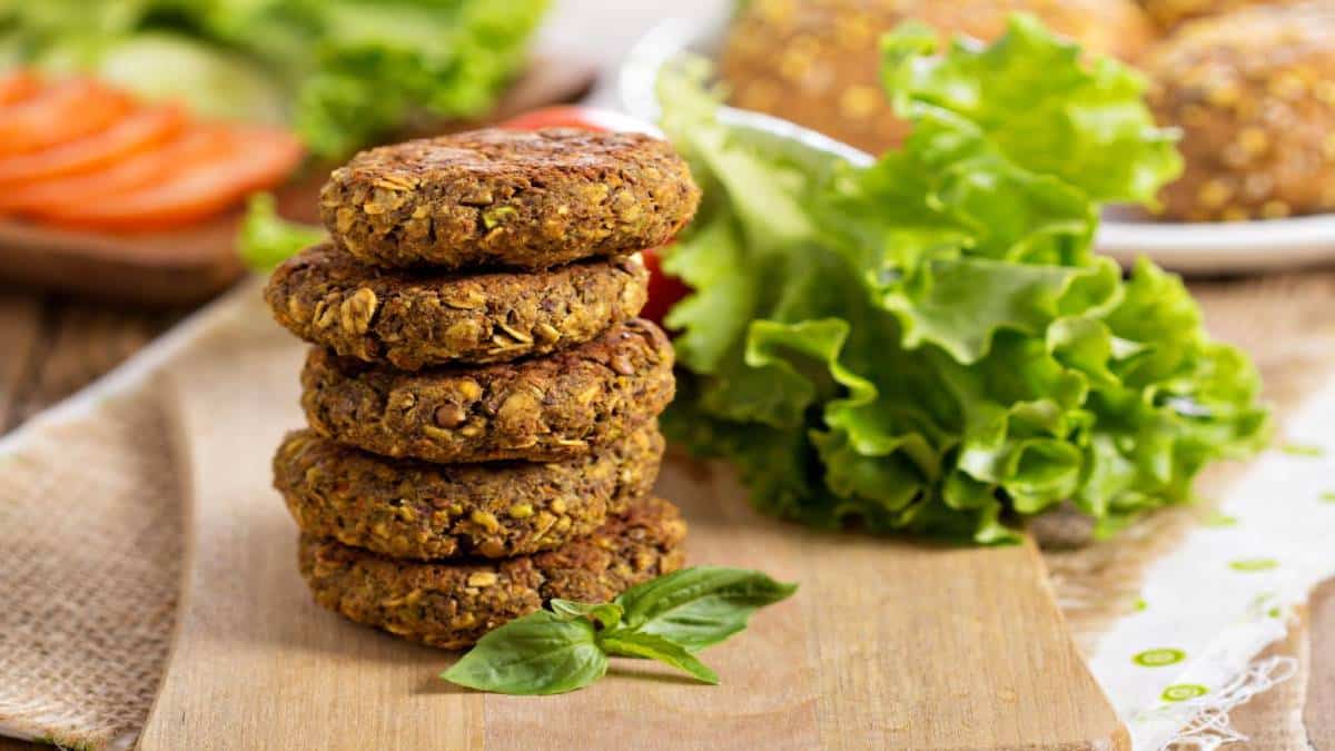 Η επιλογή των vegan: Μπιφτέκια λαχανικών με αρωματικά χόρτα και ταμπουλέ
