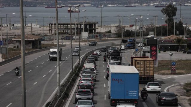 Στα ύψη οι τιμές της βενζίνης – «Κόβουν» διαδρομές οι οδηγοί