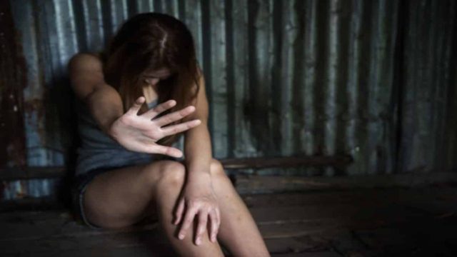 Νέο περιστατικό ενδοοικογενειακής βίας – Σπάτα: Ξυλοκόπησε τη γυναίκα του μπροστά στο παιδί τους και έκανε απόπειρα αυτοκτονίας