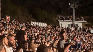Η φωτογραφία της ημέρας: Πανό «βιαστής είναι» για τον Λιγνάδη και στη συναυλία του Παπακωνσταντίνου στο Κατράκειο!