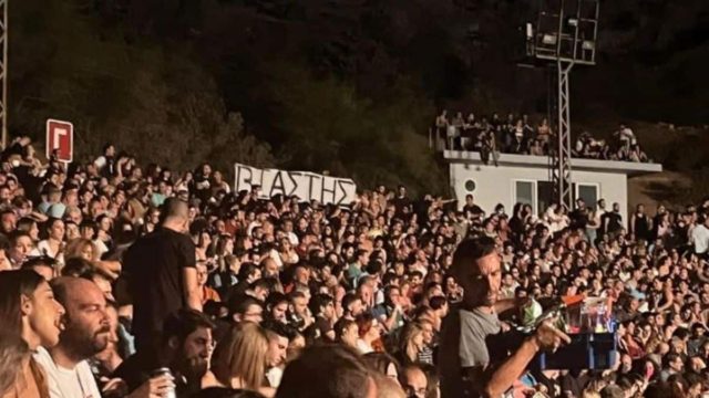 Η φωτογραφία της ημέρας: Πανό «βιαστής είναι» για τον Λιγνάδη και στη συναυλία του Παπακωνσταντίνου στο Κατράκειο!