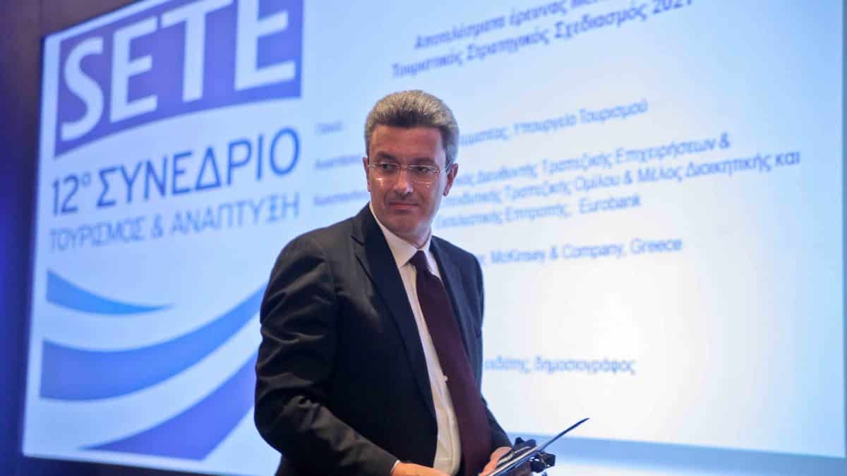 Αγνώριστος ο Νίκος Χατζηνικολάου: Κατάμαυρος και με μούσια στην παραλία (photo)