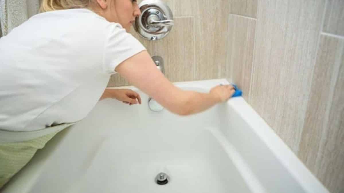 Ξεχάστε τον κόπο στο καθάρισμα: Πώς να κάνετε τη μπανιέρα σας να αστράφτει χωρίς σκληρό τρίψιμο
