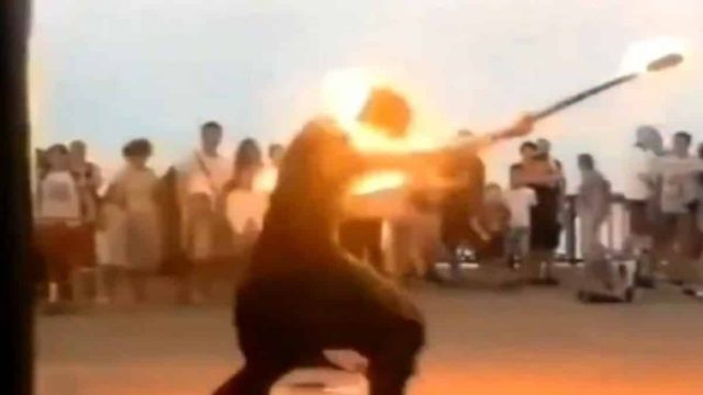 Η σοκαριστική στιγμή που χορευτής τυλίγεται στις φλόγες – Έδινε σόου με φωτιές (video)