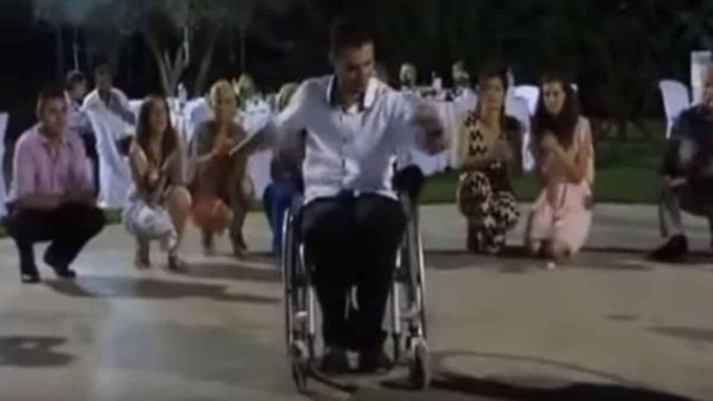 «Ραγίζουν» καρδιές: 31χρονο παλικάρι χορεύει ζεϊμπέκικο με αναπηρικό αμαξίδιο και όλοι υποκλίνονται!