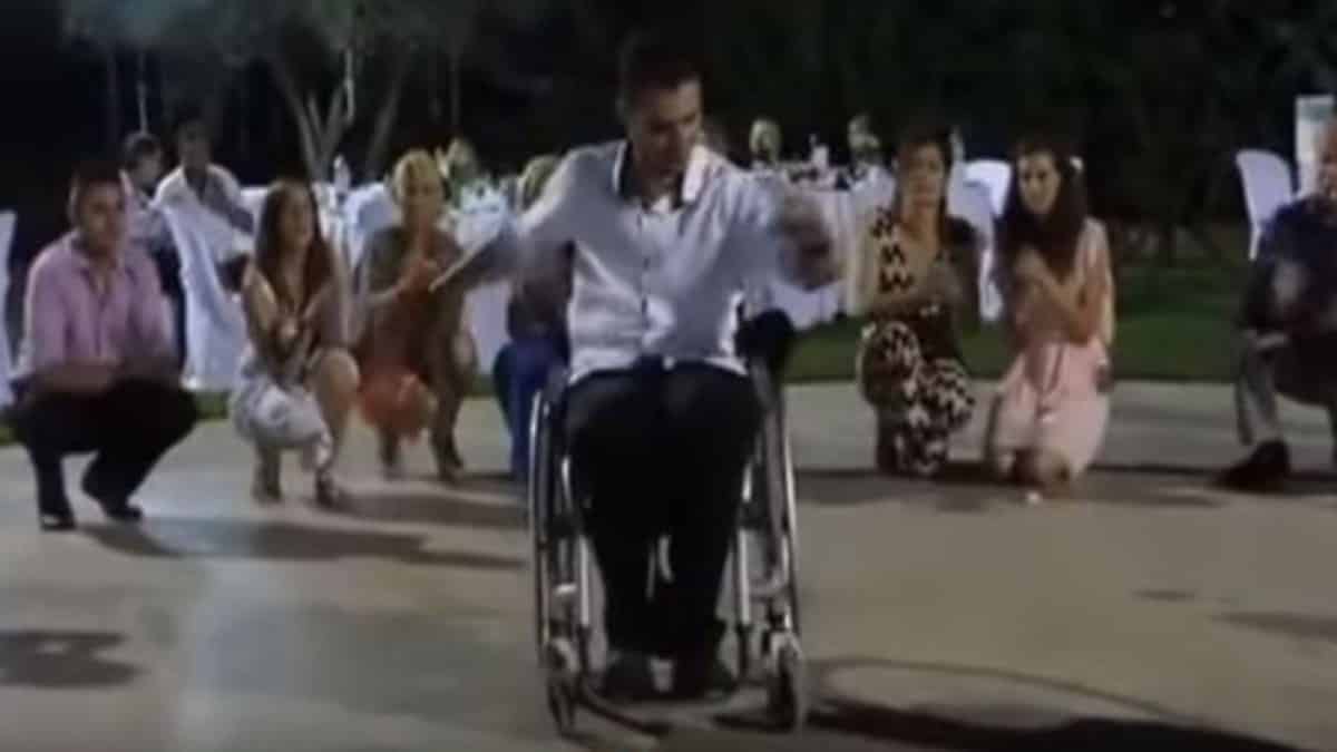 «Ραγίζουν» καρδιές: 31χρονο παλικάρι χορεύει ζεϊμπέκικο με αναπηρικό αμαξίδιο και όλοι υποκλίνονται!