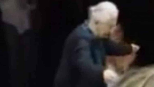 Το λέει η καρδούλα της: 97χρονη γιαγιά χορεύει ζεϊμπέκικο στο γάμο της εγγονής της και αποθεώνεται