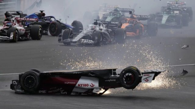 Τρομακτικό ατύχημα στη Formula 1: Γύρισε ανάποδα το μονοθέσιο του Ζου – Συγκλονίζουν τα βίντεο που έρχονται στη δημοσιότητα