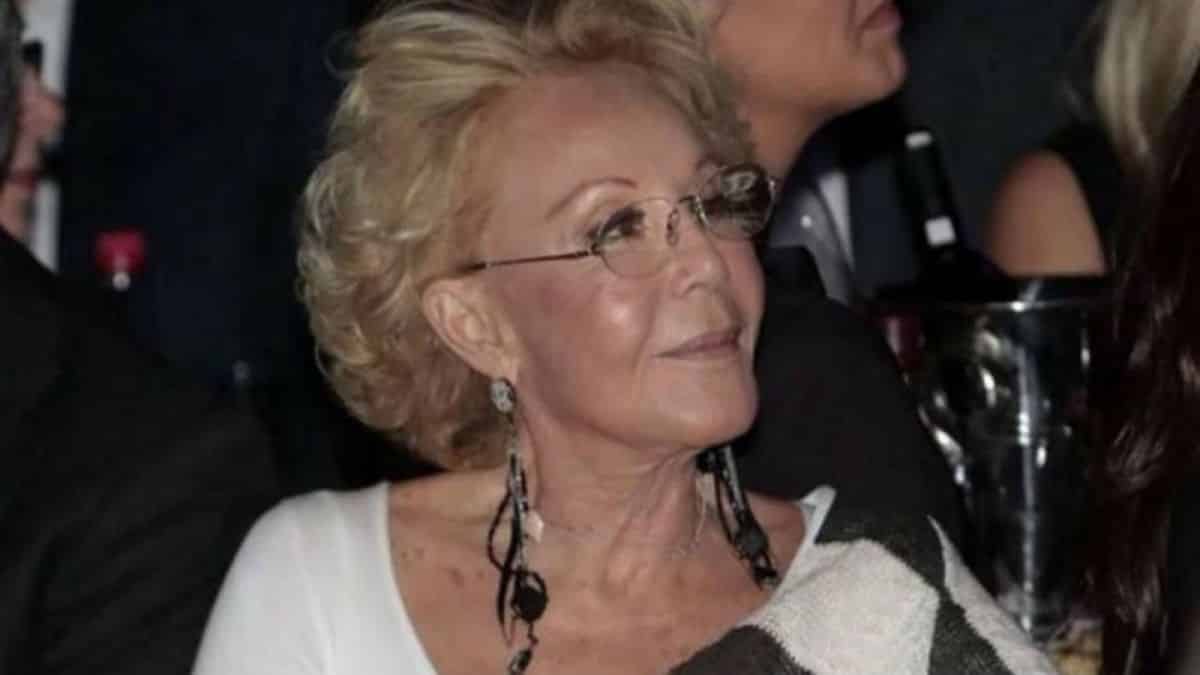 «Ήταν αλκοολικός και…»: Η Ζωή Λάσκαρη έτρεξε να σωθεί από αυτόν τον άνδρα – Απίστευτη αποκάλυψη