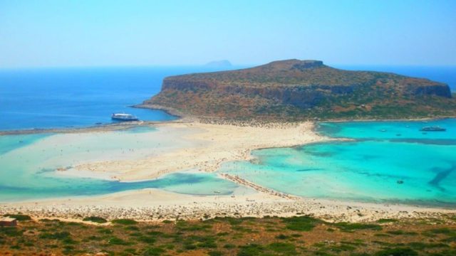 Αυτό είναι το μικρό νησάκι με τα τιρκουάζ νερά και τις λευκές και ροζ παραλίες