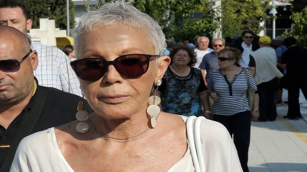 Θρίλερ με την Ζωή Λάσκαρη: Το ανατριχιαστικό περιστατικό πριν πεθάνει! Για αυτό άργησε η κηδεία….