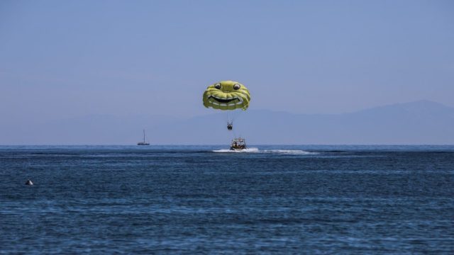 Τραγωδία στα Σύβοτα: Το χρονικό του θανατηφόρου περιστατικού με το θαλάσσιο αλεξίπτωτο – Πώς κόπηκε το νήμα της ζωής για την άτυχη γυναίκα (video)