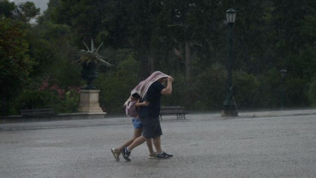 “Ποτάμια” στην Αθήνα: Σε εξέλιξη η κακοκαιρία – Ισχυρές καταιγίδες στην Αττική