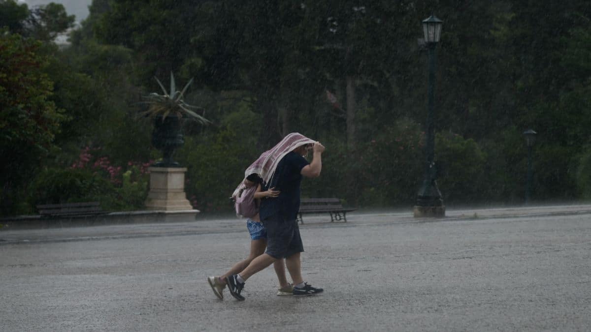 “Ποτάμια” στην Αθήνα: Σε εξέλιξη η κακοκαιρία – Ισχυρές καταιγίδες στην Αττική