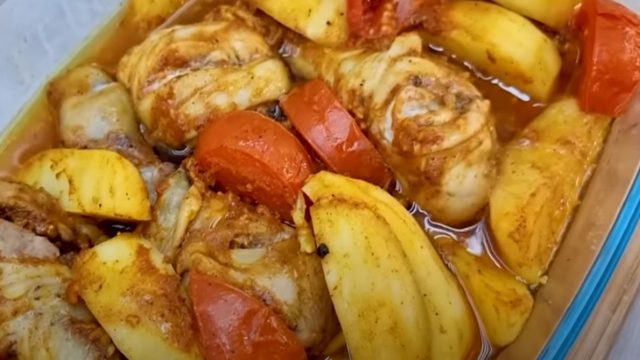 “Βαφτισμένο” κοτόπουλο σε σάλτσα ντομάτας με 2 υλικά “έκπληξη” και πατάτες στον φούρνο
