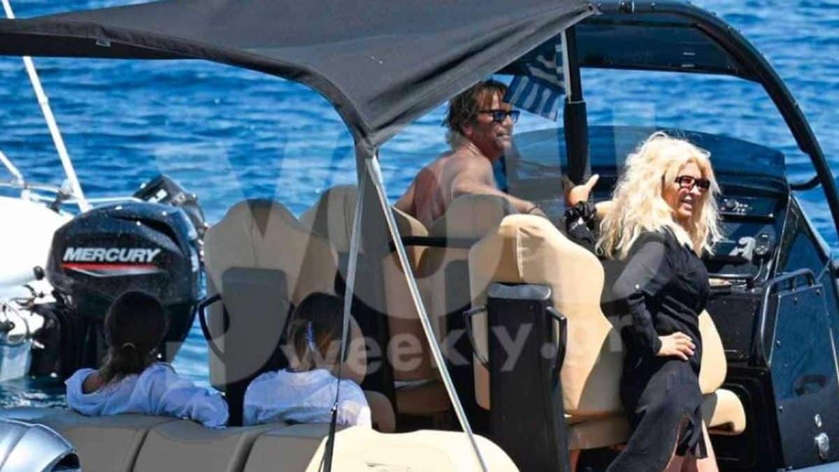 Διακοπάρες πάνω στο χλιδάτο σκάφος τους: Αποκλειστικές φωτογραφίες της Ελένης Μενεγάκη με τον Ματέο, τη Λάουρα και τη Βαλέρια