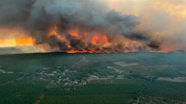 Σκληρή μάχη πυροσβεστών με πυρκαγιά «τέρας» στη Γαλλία – Θλιβερές εικόνες που κόβουν την ανάσα (video)