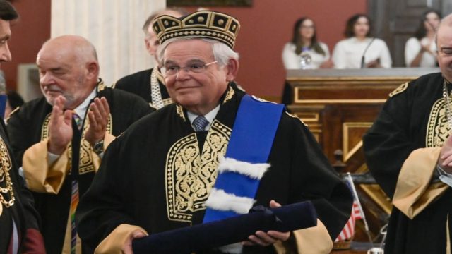«Κάρφωσε» ευθέως Ερντογάν ο Μενέντεζ: «Η Τουρκία είναι η μεγαλύτερη απειλή στην Ανατολική Μεσόγειο» – Επίτιμος διδάκτορας του ΕΚΠΑ ο γερουσιαστής (video)