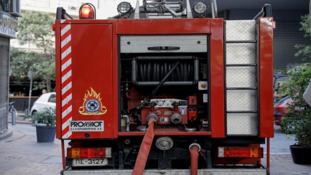 Φωτιά στα Οινόφυτα – Καθυστερήσεις σε δρομολόγια αμαξοστοιχιών της Hellenic Train