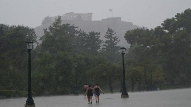 Κακοκαιρία: Έκλεισε η Πειραιώς από τη σφοδρή καταιγίδα που πλήττει την Αττική