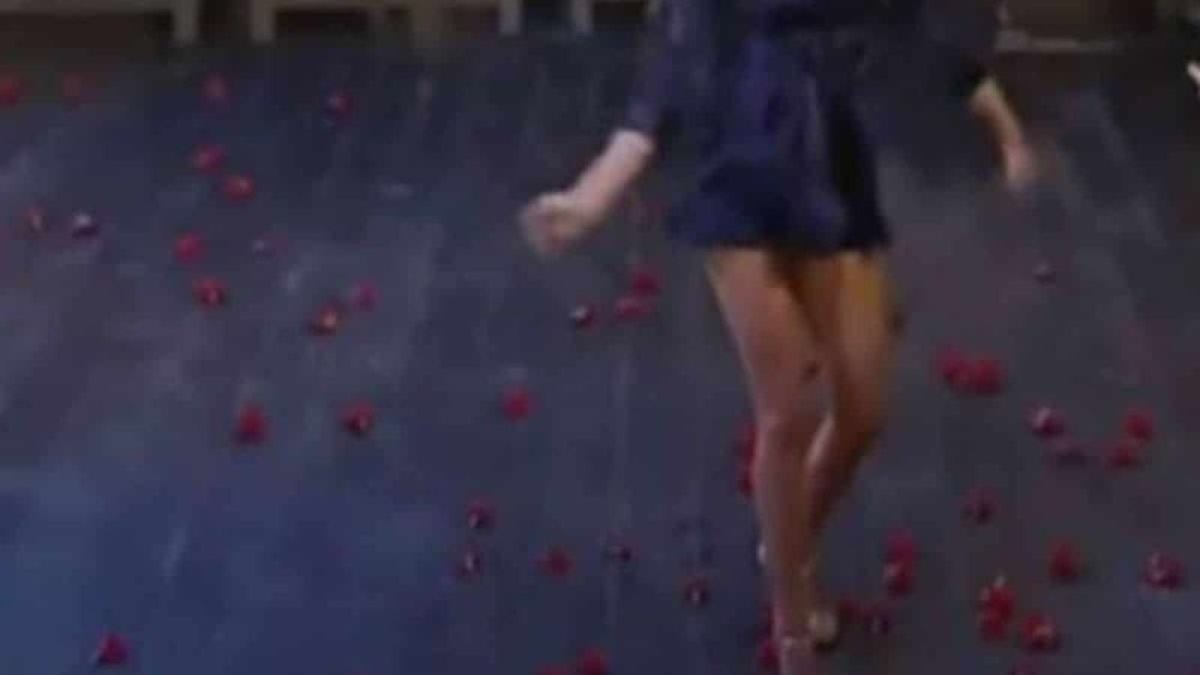 Αλληθώρισε όλος ο αντρικός πληθυσμός: Φόρεσε το πιο καυτό της μίνι και μοίρασε εγκεφαλικά με το τσιφτετέλι της