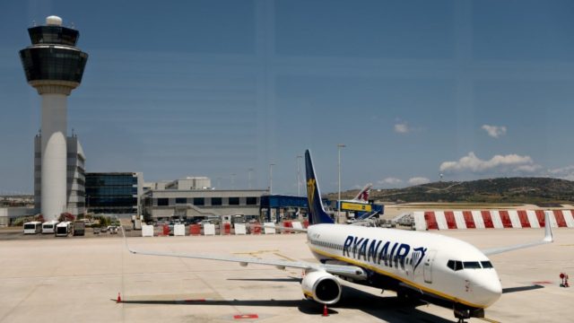 Συναγερμός στο «Ελ. Βενιζέλος»: Αεροπλάνο έκανε αναγκαστική προσγείωση –  Έβγαζε καπνούς από το πιλοτήριο