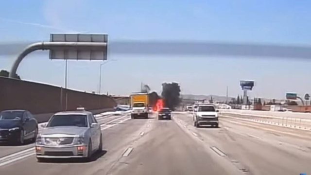 Τρόμος στην Καλιφόρνια: Αεροσκάφος τυλίχθηκε στις φλόγες σε αυτοκινητόδρομο με κίνηση (video)