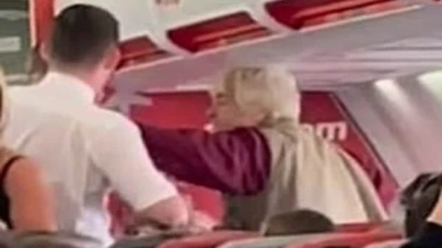 Επεισοδιακή πτήση προς Ρόδο: Έξαλλη γιαγιά χαστούκισε αεροσυνοδό και… ούρησε στο αεροπλάνο! (video)