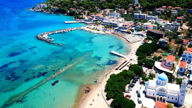 Το νησί της Αττικής, μια ανάσα από την Αθήνα, με τις υπέροχες καταγάλανες παραλίες