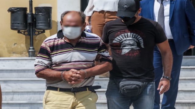 Νέες αποκαλύψεις για τον 70χρονο στο Αλεποχώρι: «Ήταν νόμιμο το όπλο του», λέει ο δικηγόρος του – Ποια εικόνα παρουσιάζουν οι γείτονες (video)