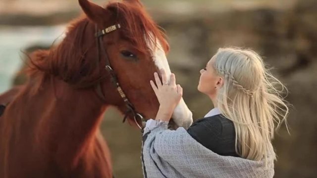Μια ξανθιά ανεβαίνει σε ένα άλογο… Το ανέκδοτο της ημέρας (27/8)