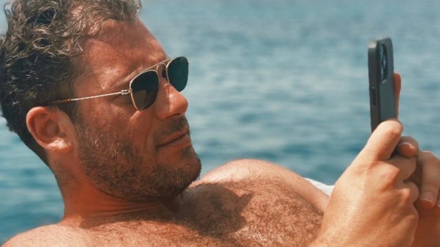 Όπως τον γέννησε η μαμά του: Ο Αντίνοος Αλμπάνης ποζάρει ολόγυμνος και «ρίχνει» τo Instagram