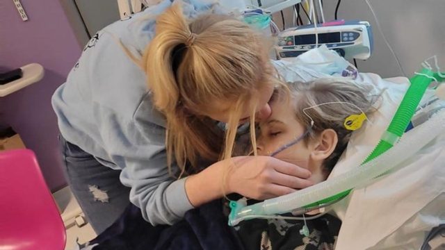 Δεν τα κατάφερε ο 12χρονος Άρτσι: Του αφαιρέθηκε η τεχνητή υποστήριξη – «Πάλεψε μέχρι τέλους και είμαι τόσο περήφανη που είμαι μαμά του» (video)