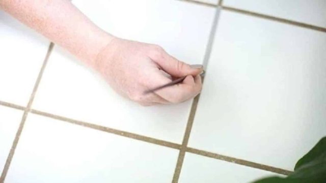 Το «θαύμα» του κεριού: Πώς η γιαγιά καθάριζε χωρίς κόπο τη μούχλα από τα πλακάκια του μπάνιου
