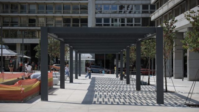 Σχεδόν έτοιμη η νέα μορφή της πλατείας Συντάγματος – Εικόνες από το «lifting» στην αρχή της Ερμού