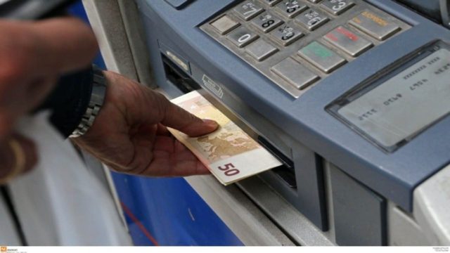 «Ριφιφί» στα ΑΤΜ: Πώς οι τράπεζες καταφέρνουν να βάλουν τέλος στις απάτες με τα χαρτονομίσματα